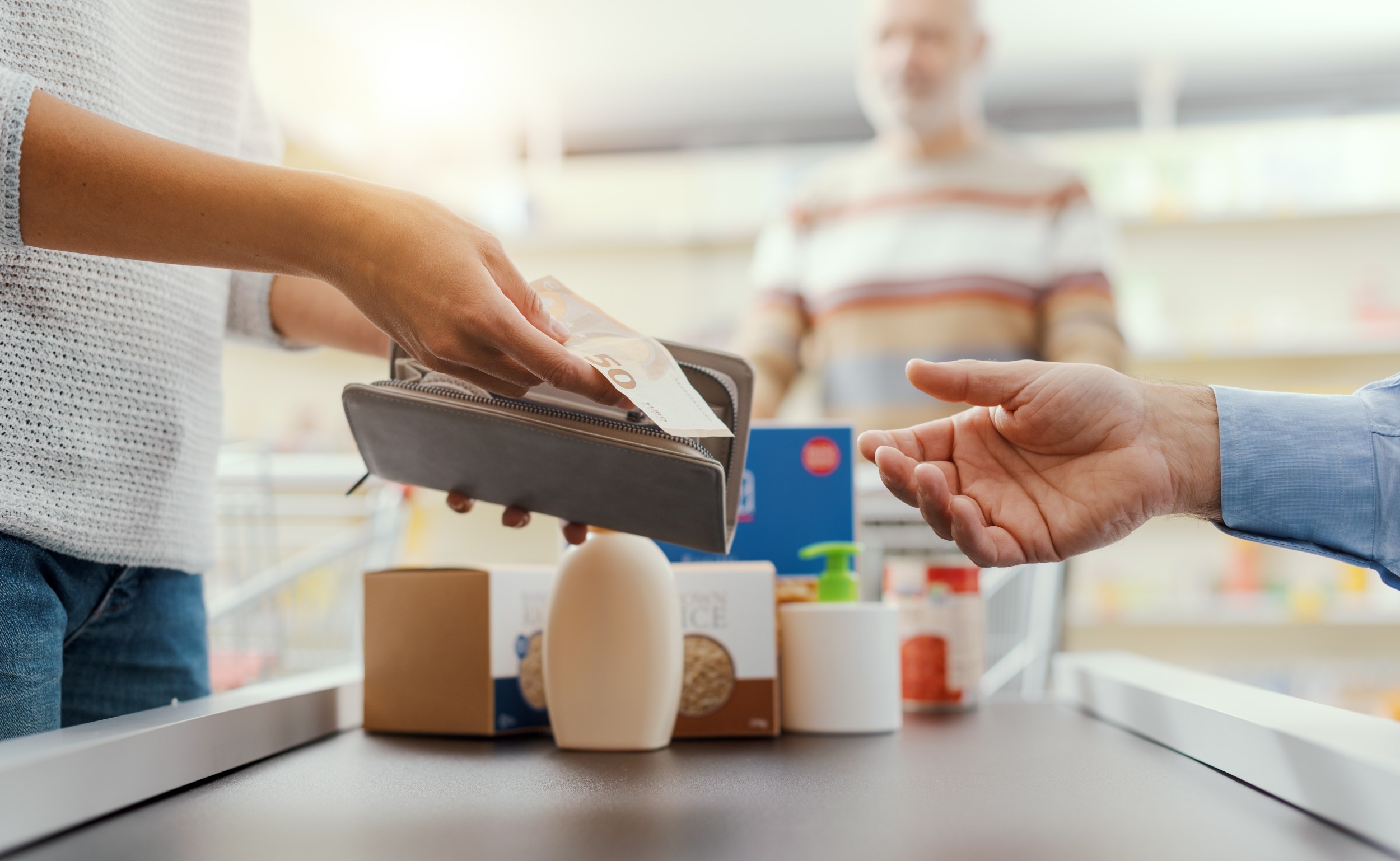 Merchant accepting a credit card without processing fees.